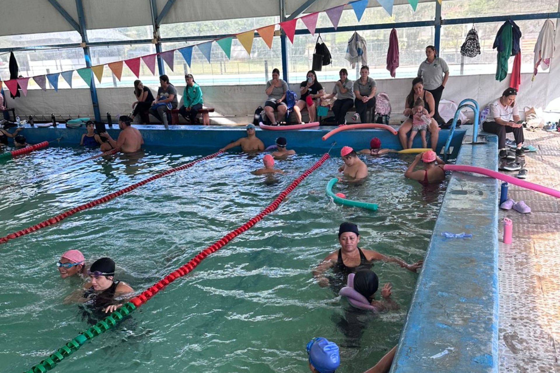 Escuelas paceñas fortalecen la educación física con clases de natación